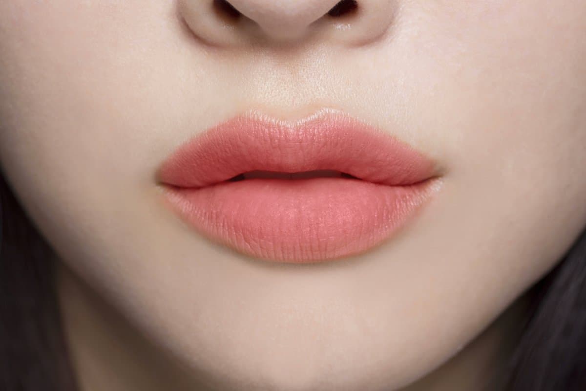COLOR DEEP HOLIDAY PEACH Тинт кушон для губ цвет Бледно-персиковый
